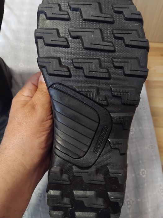 Непромокаеми ботуши номер 43.