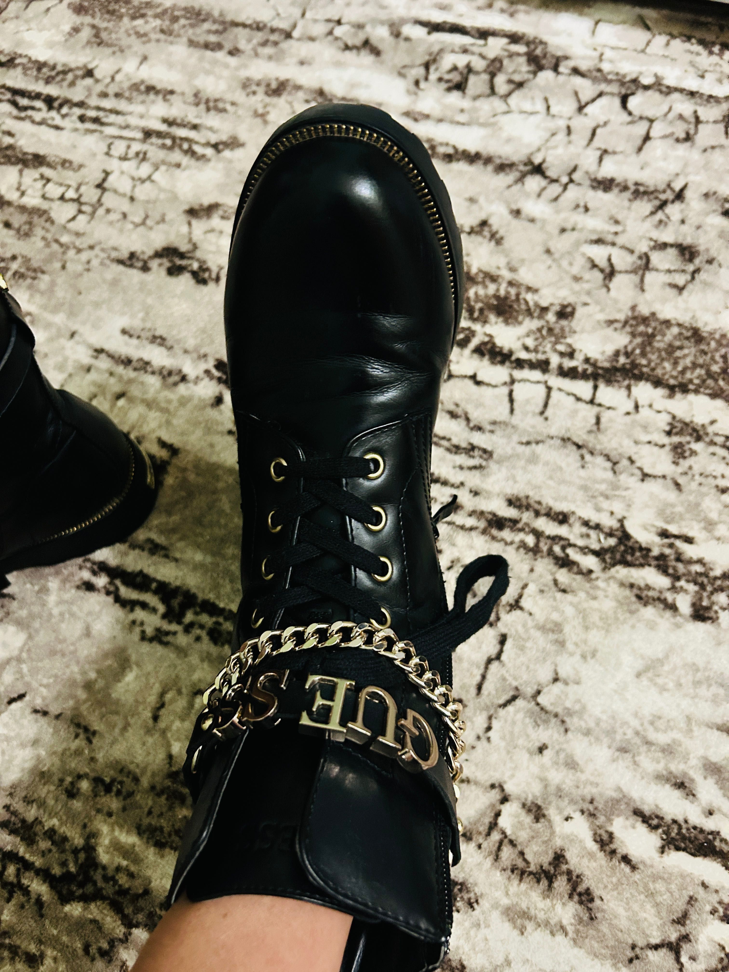 Два чифта боти Guess