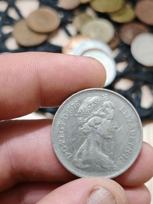 Продавам група от 8 броя стари монети с лика на Кралица Елизабет II. О