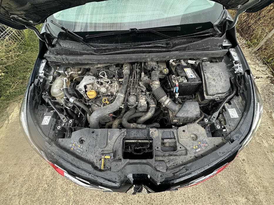 Renault Captur 2023 1.4 BENZINA HYBRID AUTOMAT usor avariat / lovit