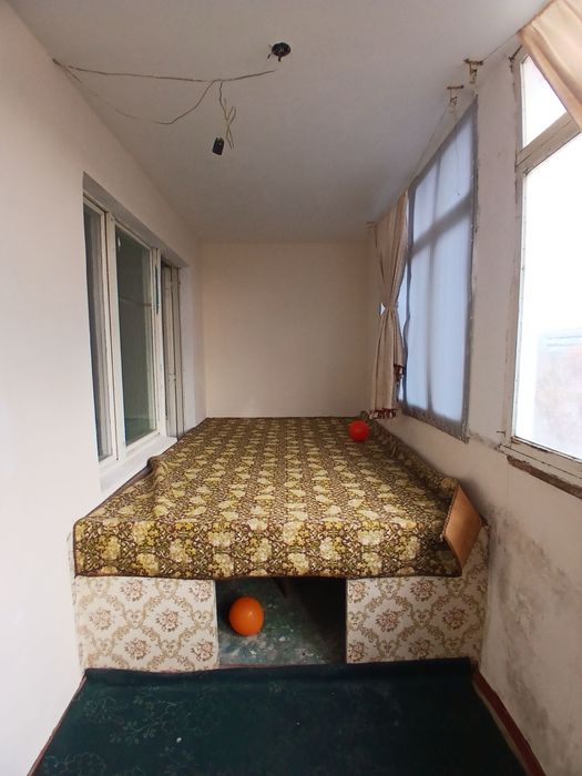 Uy sotiladi 3 xona 3 etaj 5 etajli ,sakson magazin yonidagi dom