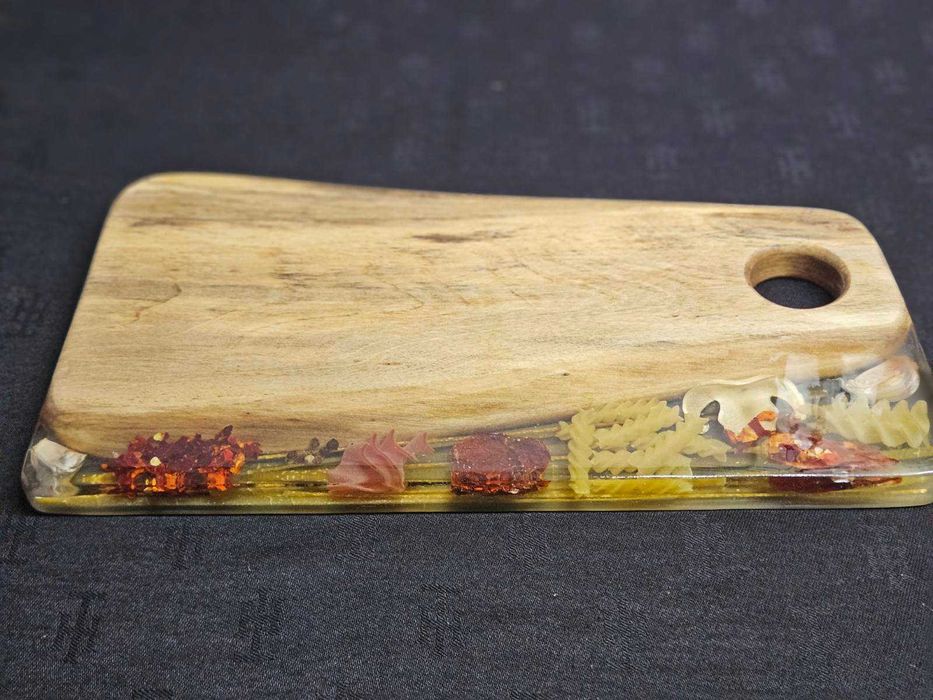 Дъска за сервиране и рязане, епоксидна смола и дърво