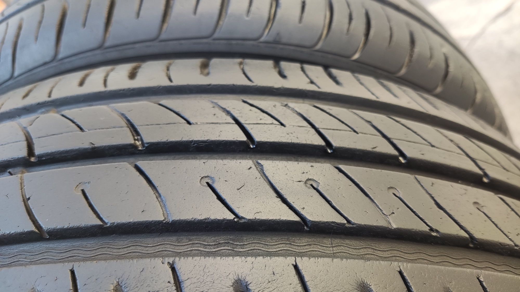 4бр летни гуми 185/60/15 Kumho EcoWing ES01
7 mm грайфер
Добро състоян