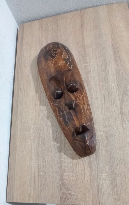 Няколко дървени фигури..