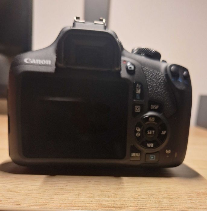 Kit aparat foto DSLR Canon EOS 2000D