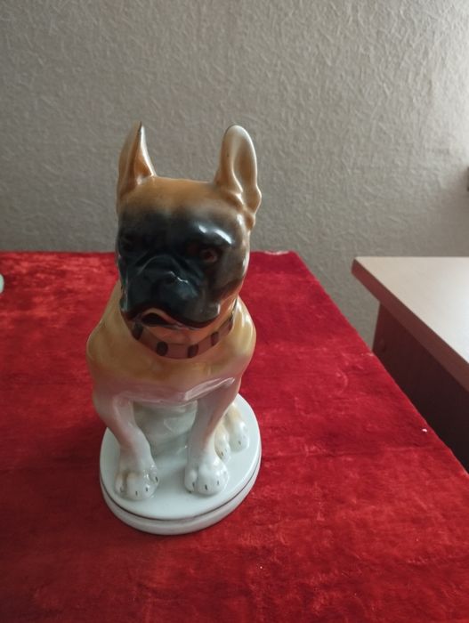 Фарфоровая статуэтка