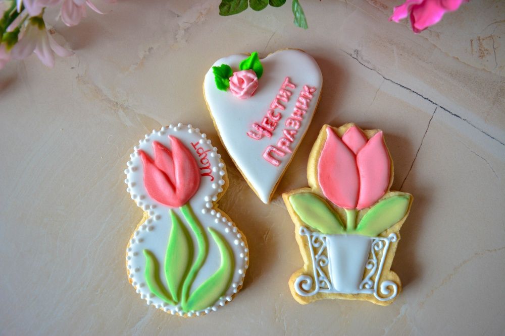 Декорирани бисквити с роял айсинг