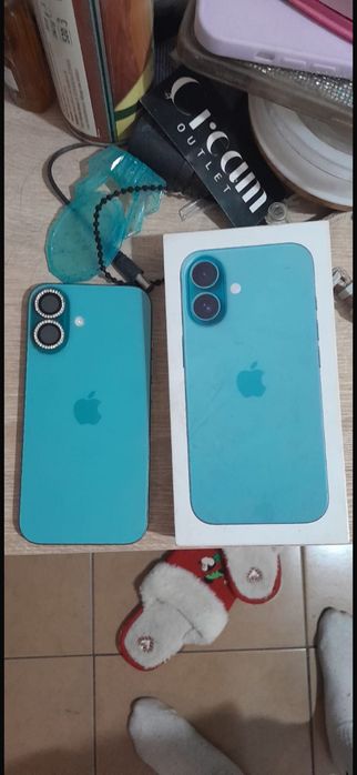 Vând iPhone 16 turcoaz teal