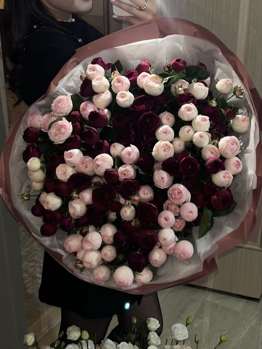 Шикарный огромный букет из пионовидных роз