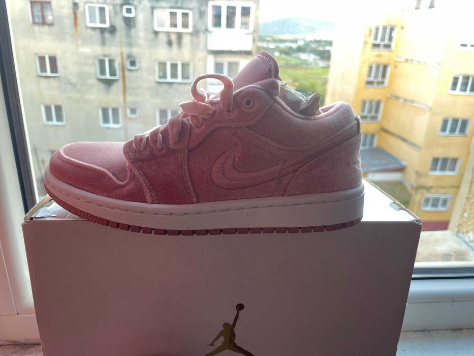 Jordan 1 low velvet