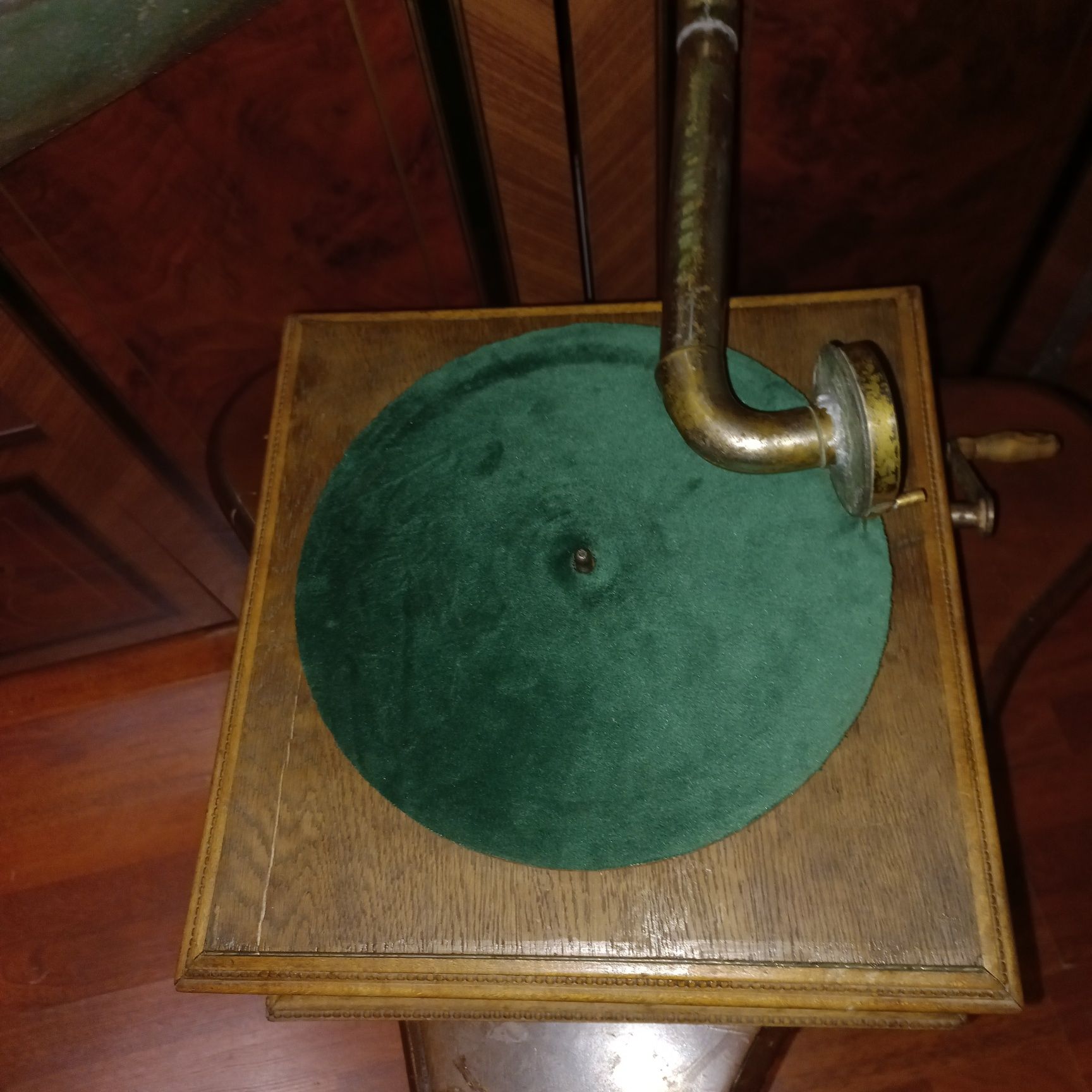 Старинный граммофон начало XX века