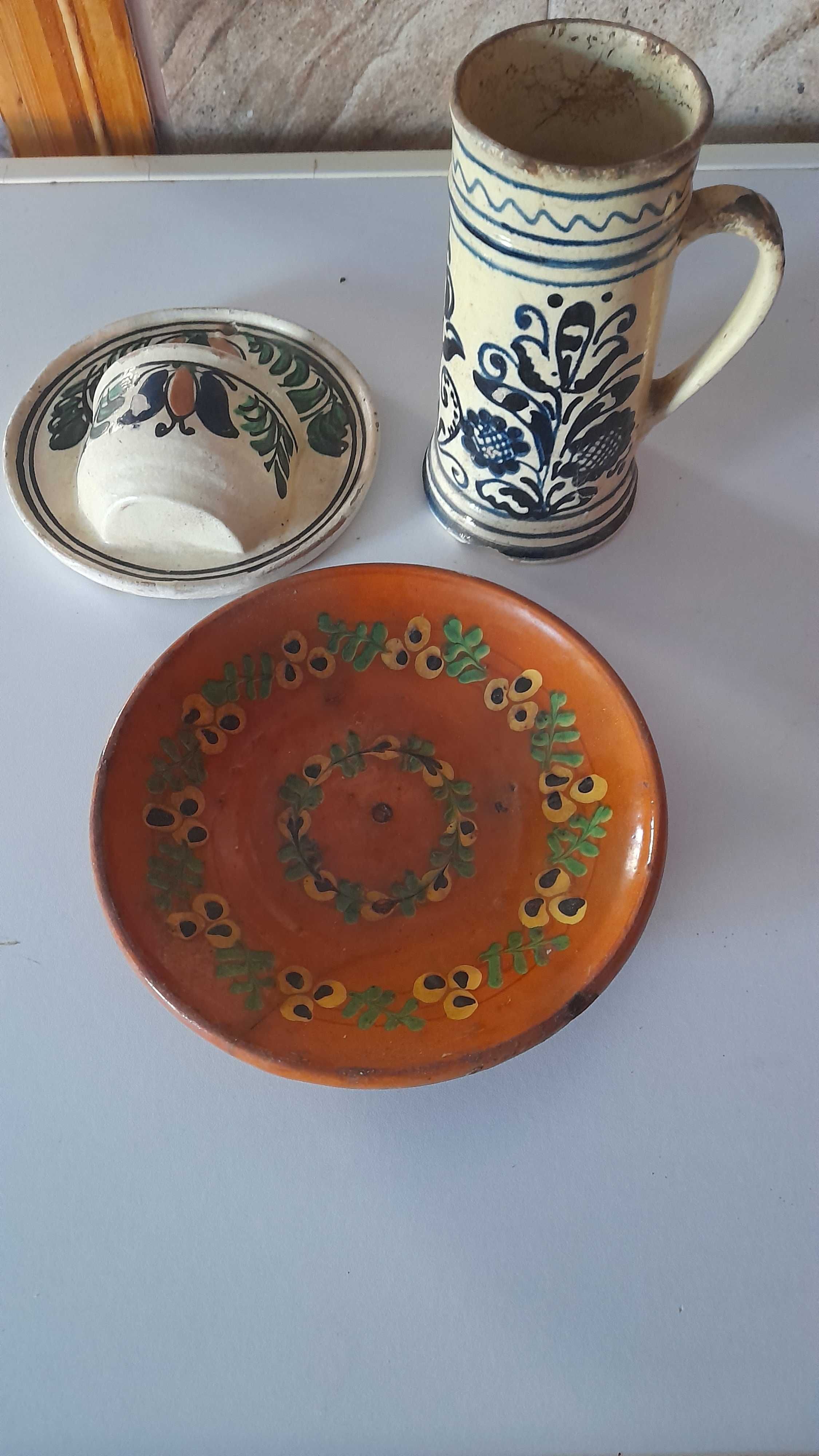 Diferite farfurii din ceramică vechi