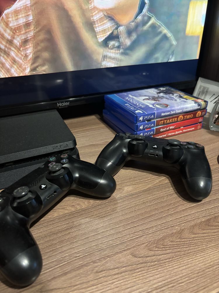 Продаю PlayStation 4 два джойстика