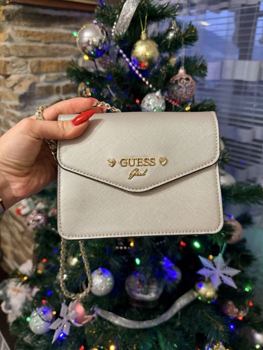 Малка и кокетна чантичка GUESS