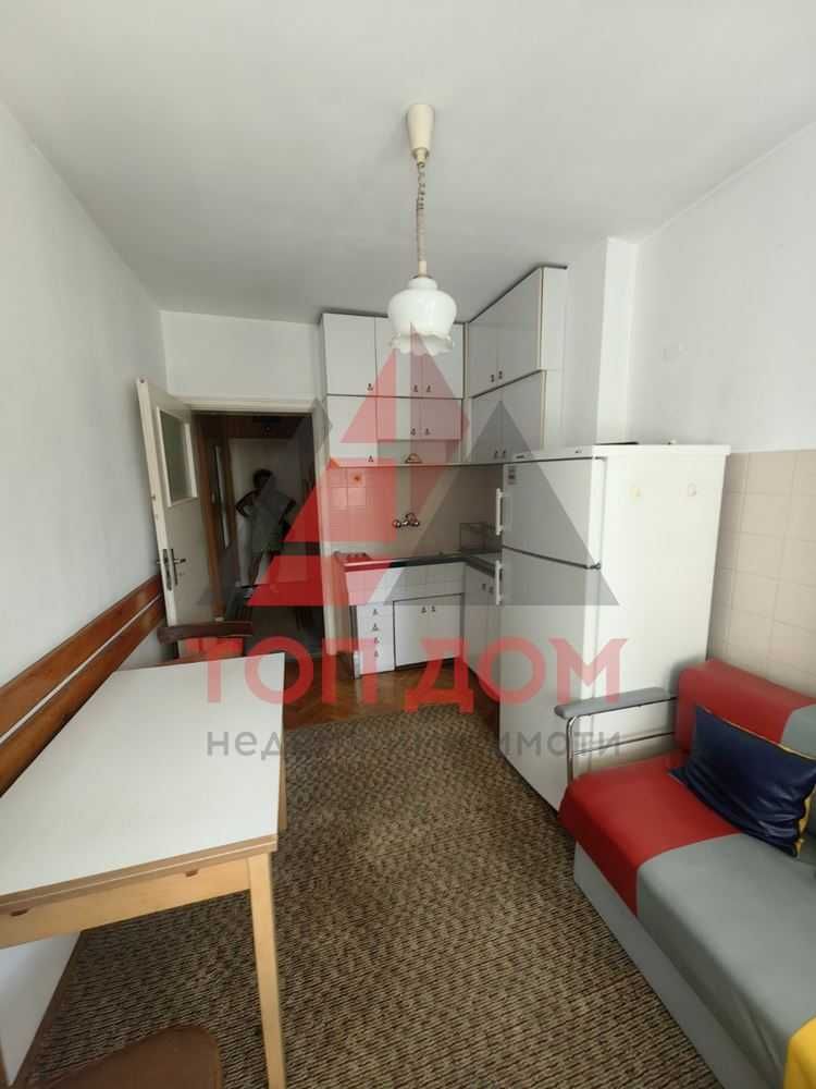 Тристаен! Спортна зала! Първи етаж! Подходящ за студенти! Код 74662