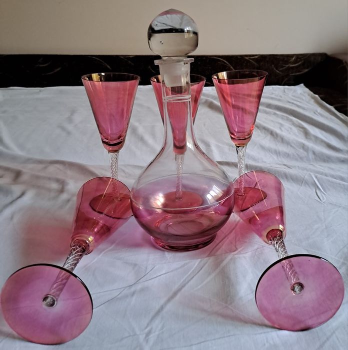 Carafa si 5 pahare din sticla roz
