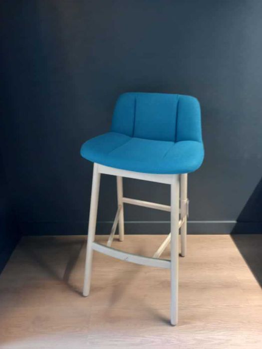 SCAUN BAR HIPPY 639 picioare lemn alb si tapiterie albastra 2 bucati