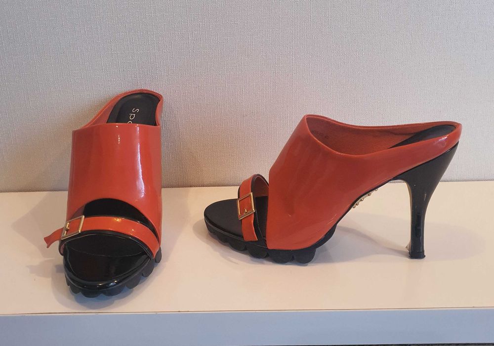 Босоножки на 39 рр