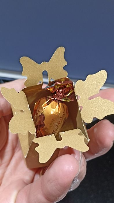 Кутийка за малки подаръчета с пеперуда