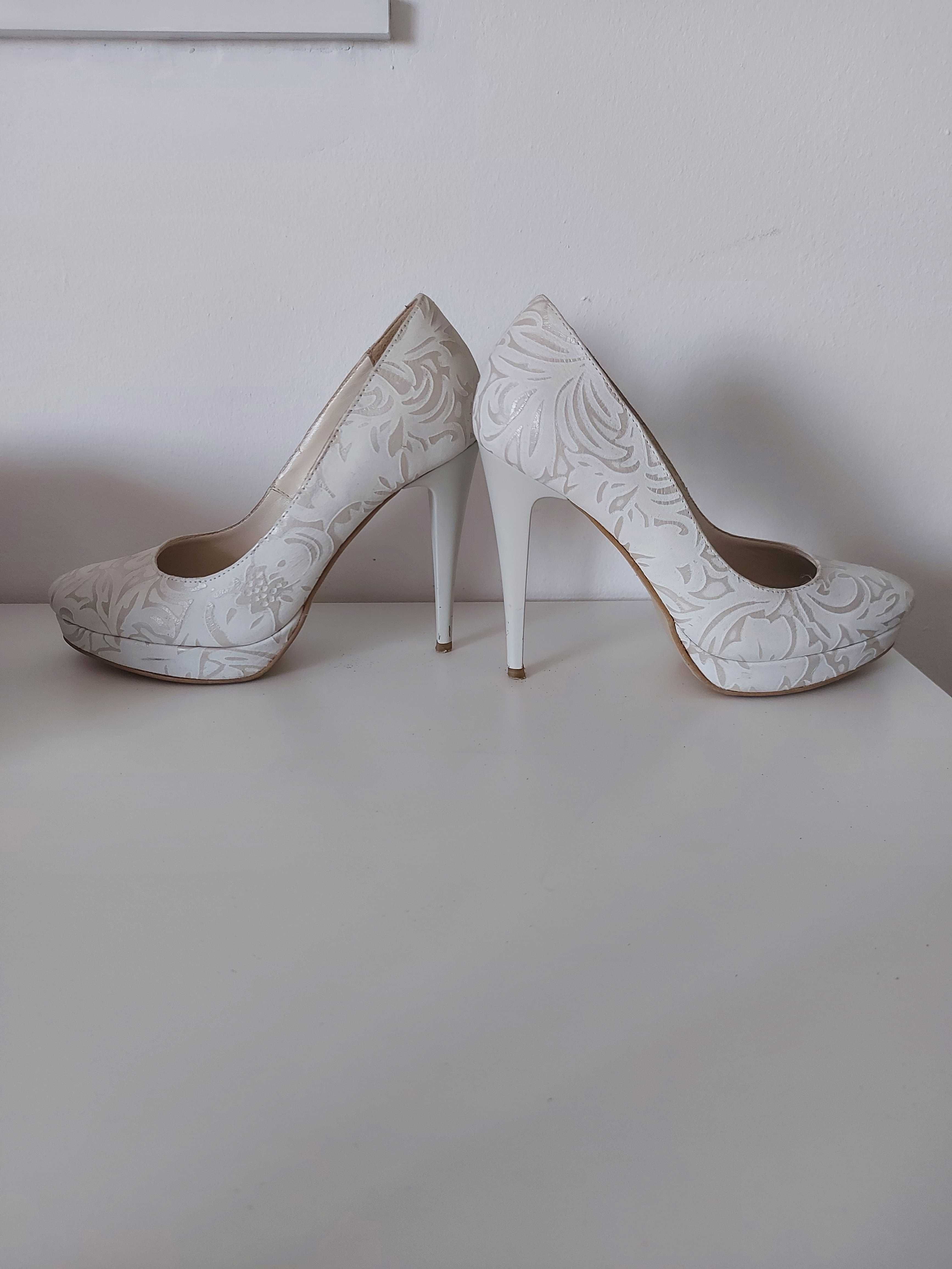 Pantofi albi de piele eleganți