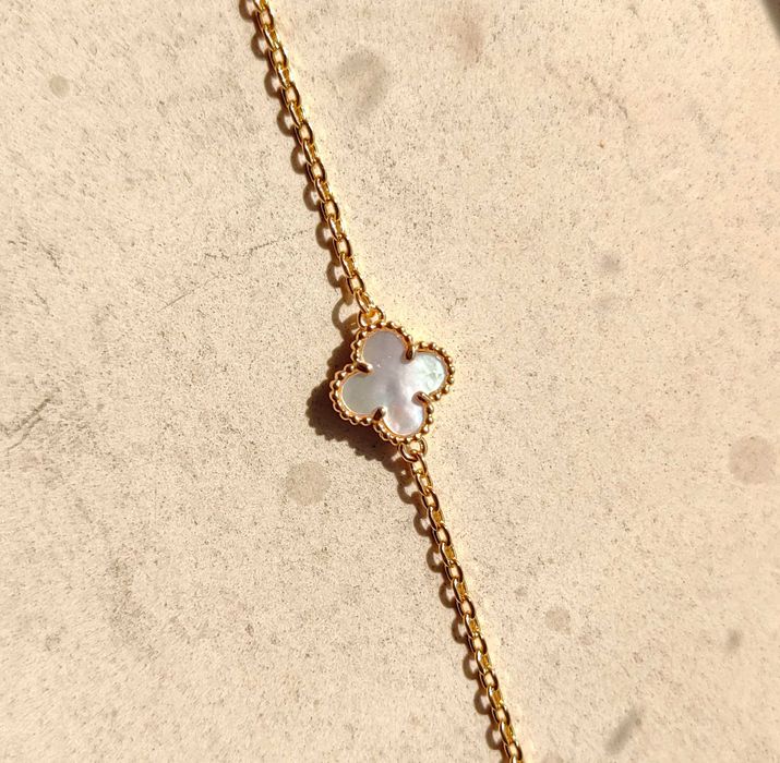 Гривна с малка червена детелина Van Cleef & Arpels VCA Sweet Alhambra
