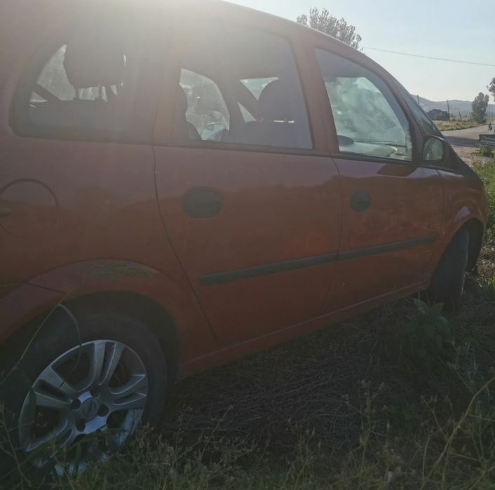 Opel meriva culoare roșie