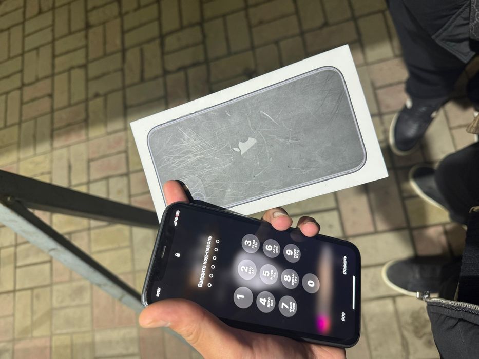 Продам Айфон 11