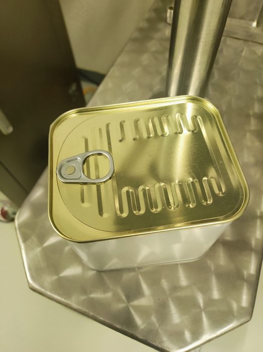 Машина за затваряне на тенекии