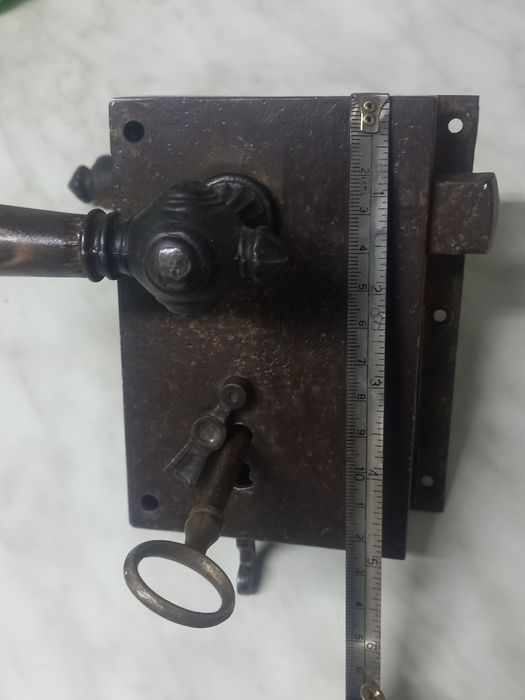 Старинна брава с ключ