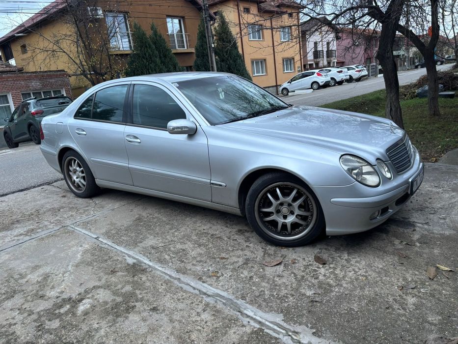 Vând Mercedes E class