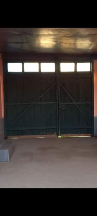 Vând poarta din lemn în stare foarte buna