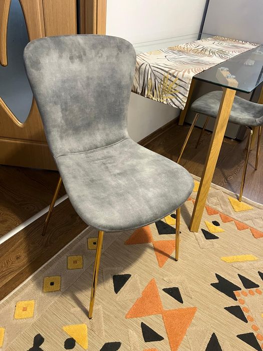 Vand Scaune de bucatarie din catifea soft.