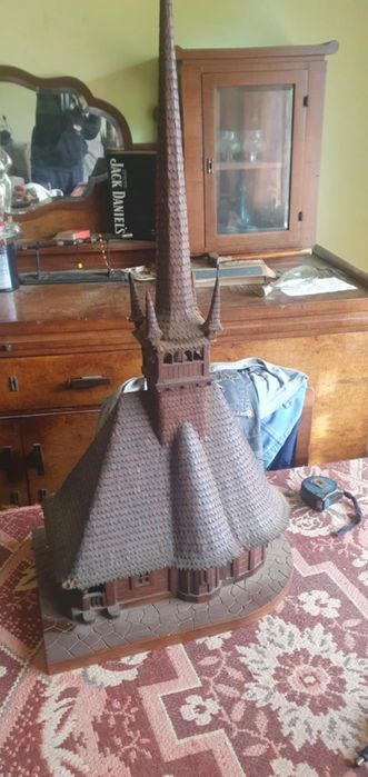 Machetă din lemn interpretând o biserică