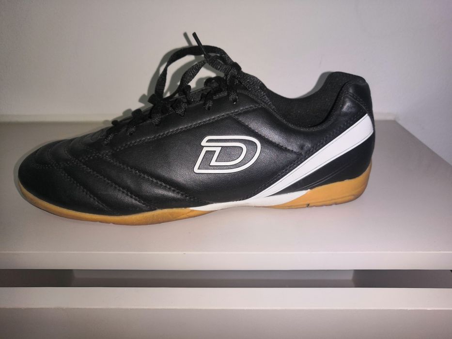 Обувь для футзала. Продам срочно футзальную обувь дёшево.