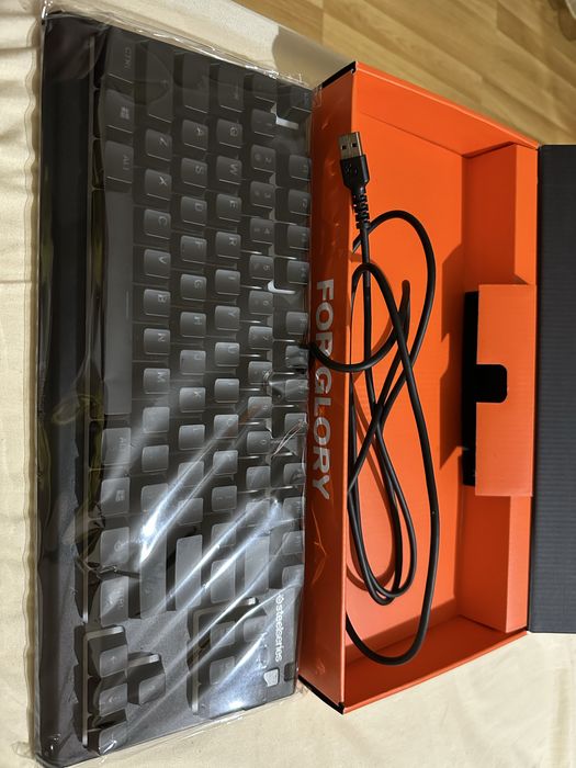 Vand casti HyperX Cloud 2 si tastatura SteelSeries.