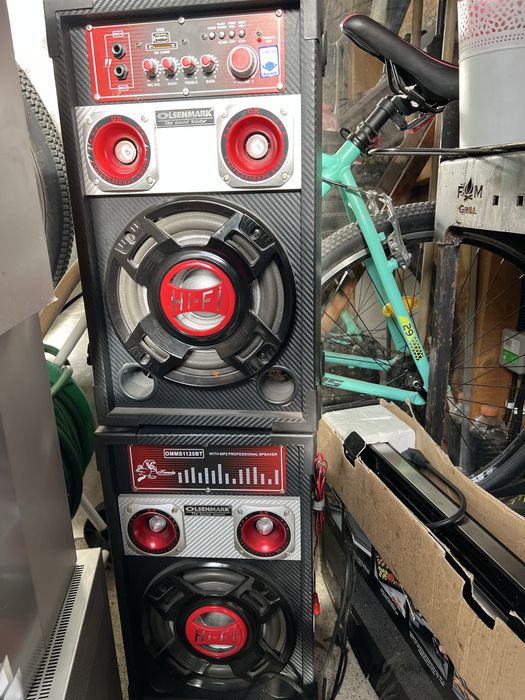 Vand  2 boxe cu  conexiune bluetooth