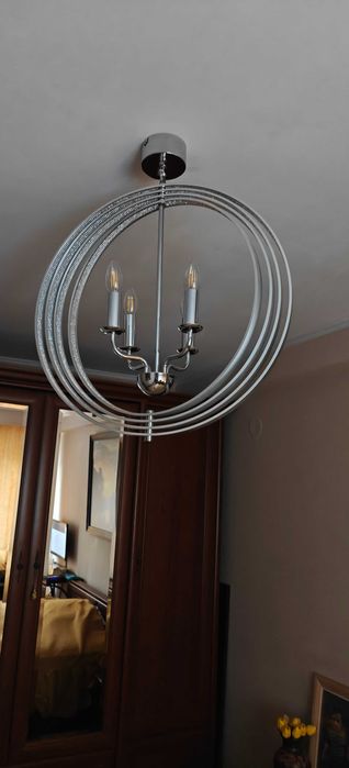 Candelabrul cu 4 becuri cu mai multe deschideri