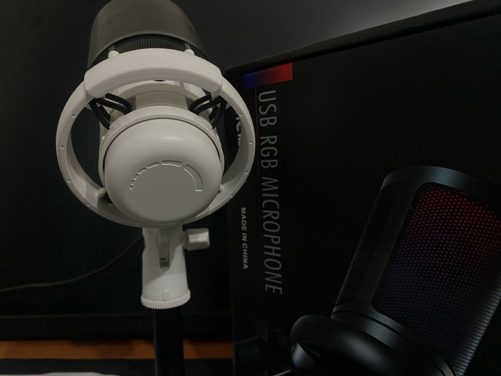 Микрофон RGB Белый С сенсорной кнопкой и регулятором громкости.