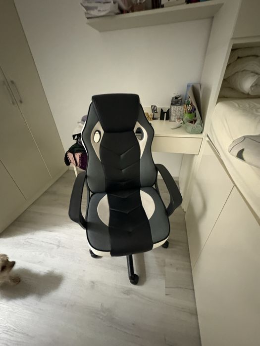 Scaun gaming alb cu negru