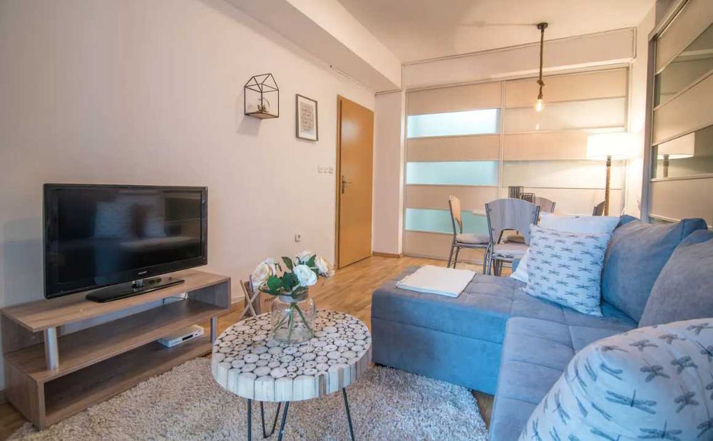 Дава се под наем Тристаен апартамент в Пловдив, Център - 94 кв.м за 438.6 € - Снимка #1