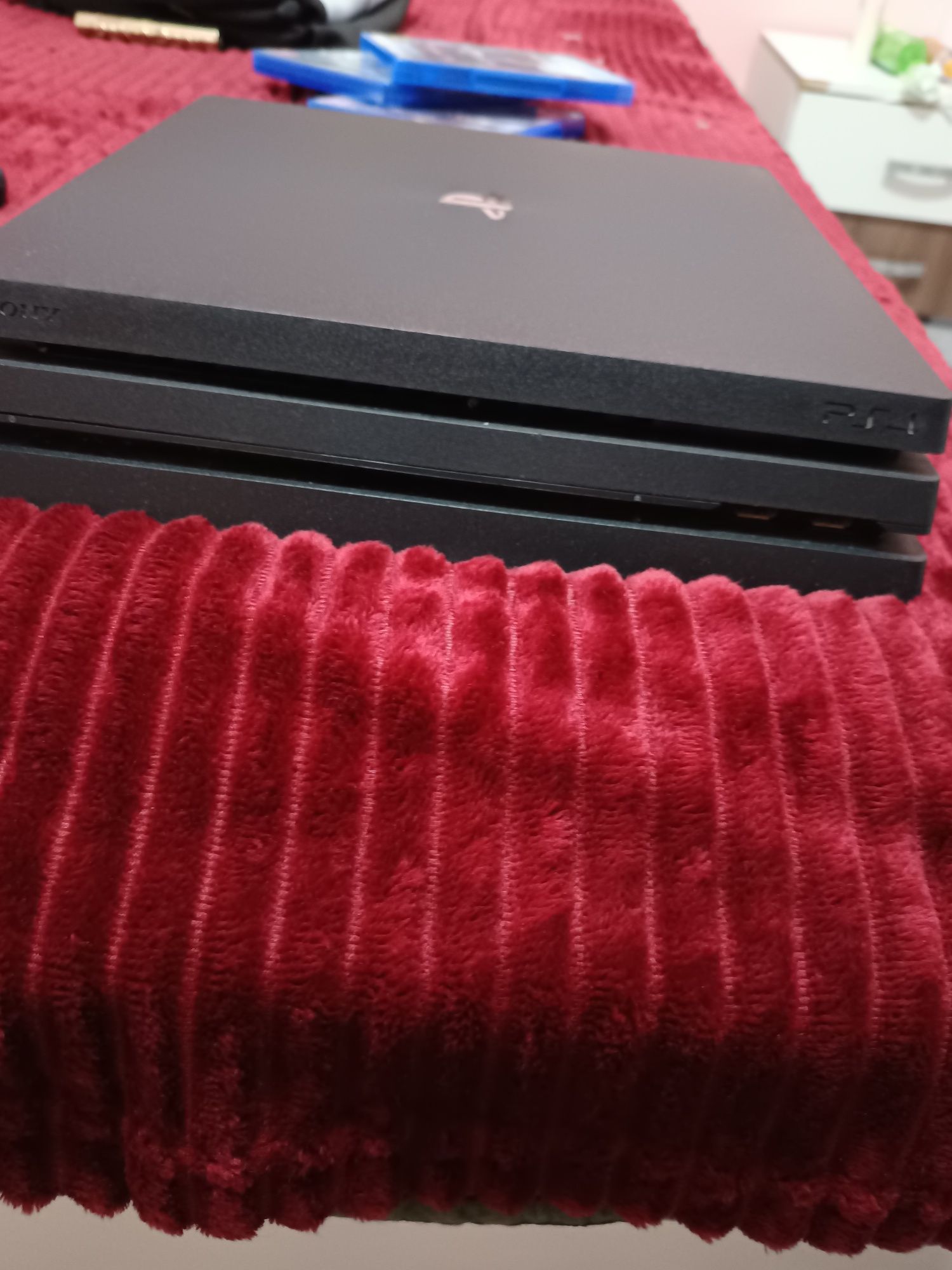 Продавам playstation 4 pro