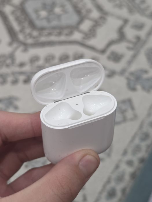 продам кейс от наушников Airpods 2 оригинал.ТОЛЬКО КЕЙС БЕЗ НАУШНИКОВ