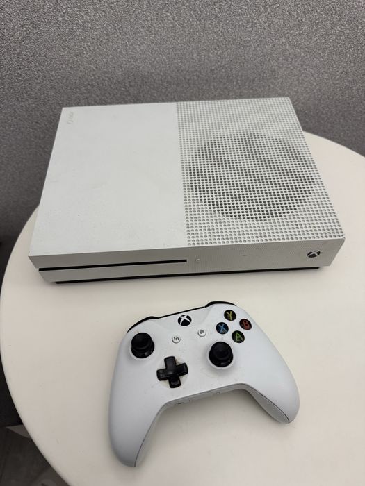 Xbox One S  в отличном состоянии