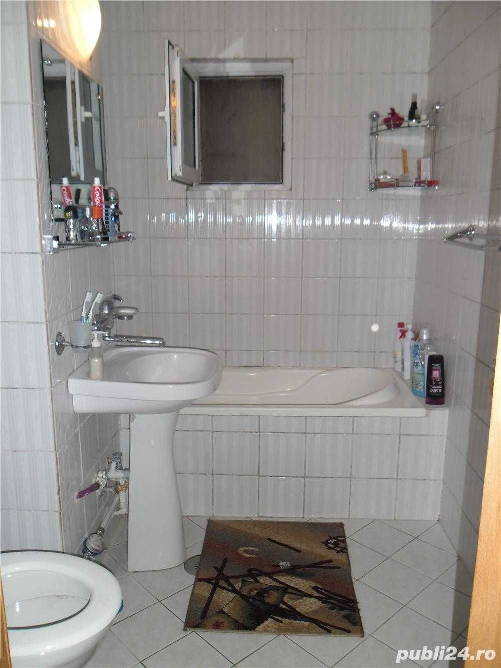 Vand apartament cu 3 camere decomandat