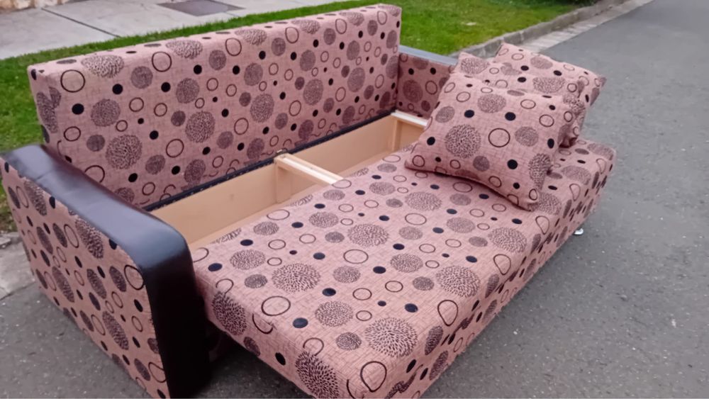 Canapea extensibila cu lada  pentru haine