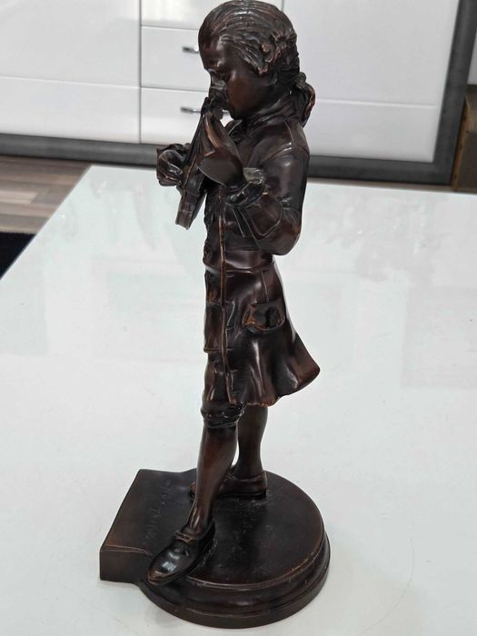 Superba sculptura--Mozart copil cantand la vioara