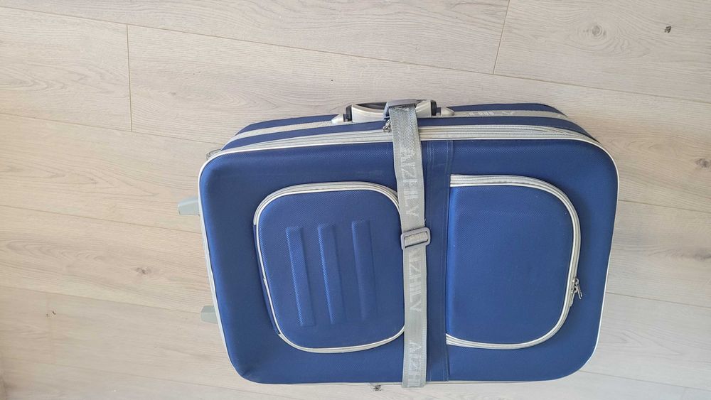 Troler mare albastru