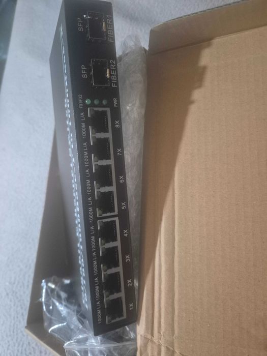 оптичен конвертор 2 x SFP  8 x 10/100/1000M UTP