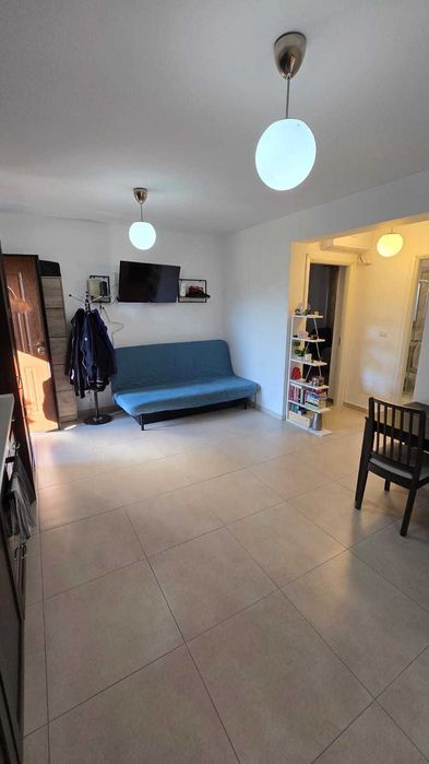De vânzare Apartament la curte 2 camere si living!