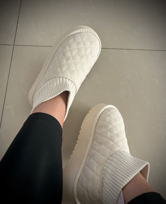 Ghete stil UGG cu ciorap